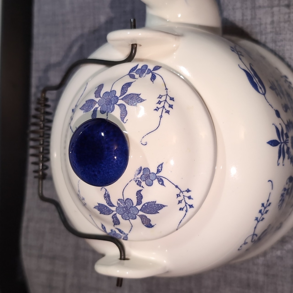 Blue Onion Pattern Tea Pot - Picture 3 of 9